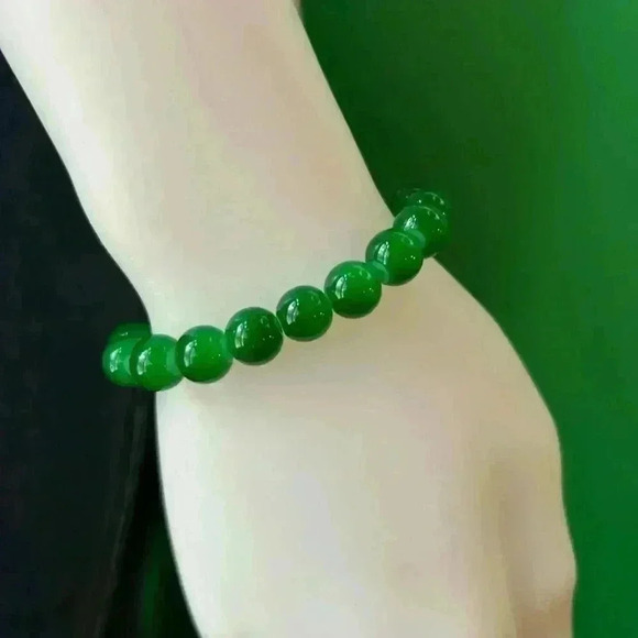 Kelly green bracelet with hammered silver cross, stretchy - Picture 4 of 4
